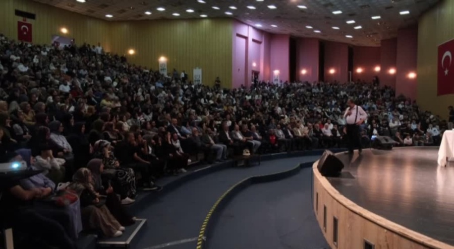 Yazar Hayati İnanç Bursa'daki konferansa katıldı