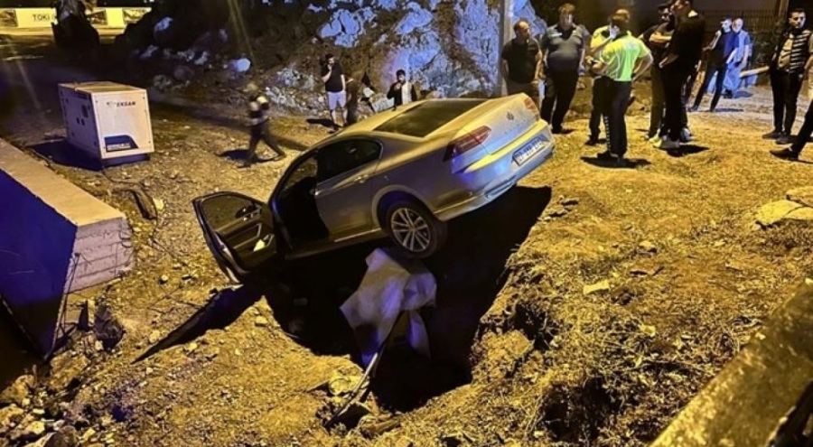 Navigasyon kazası! Otomobiliyle bina arazisine uçtu