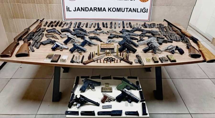 İş yerine operasyon! 18 ruhsatsız tabanca ve av tüfeği ele geçirildi
