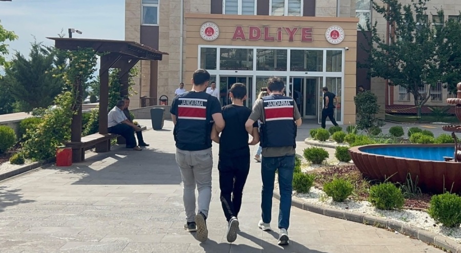 Motosikletin arkasına bağladığı köpeği metrelerce sürükledi