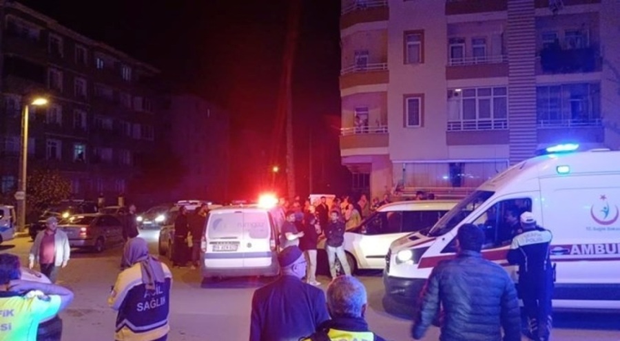 5 katlı binada yangın: 3'ü polis 6 kişi dumandan etkilendi