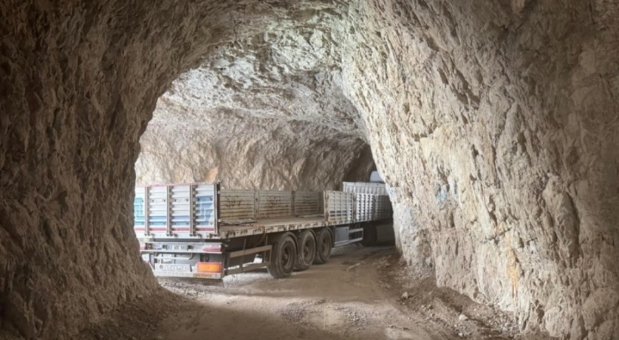 TIR tünelde sıkıştı! Tarihi yol ulaşıma kapandı