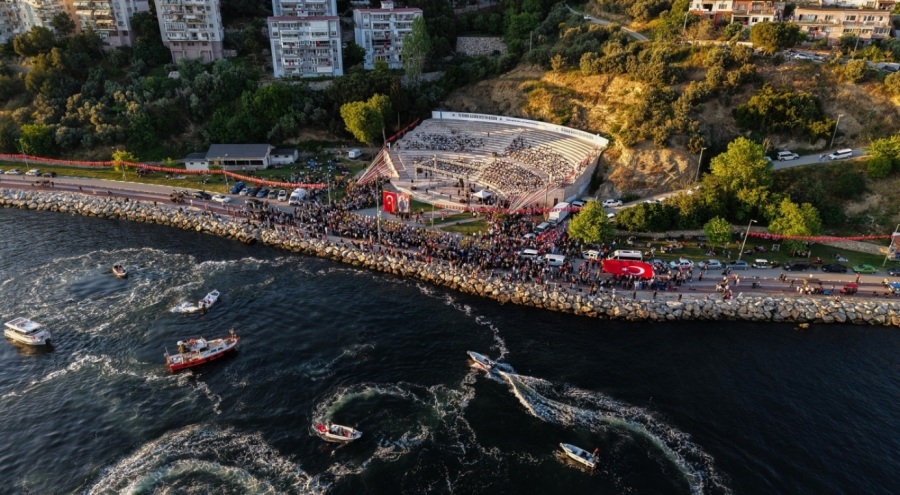 Gemlik'te yüzlerce genç sanatçı 19 Mayıs'ta yeteneklerini sergiledi