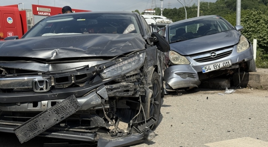 Otomobiller çarpıştı: 4 yaralı