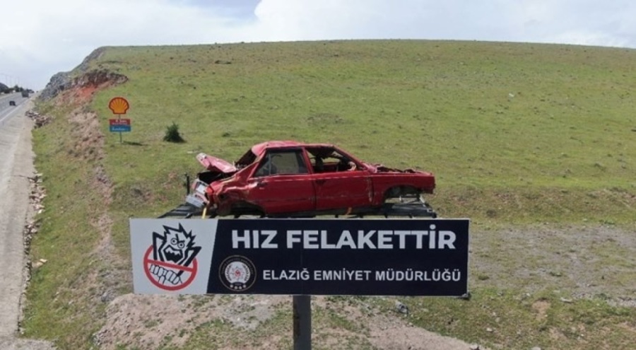 Yol kenarına yerleştirilen kazalı araç sürücüleri yavaşlattı