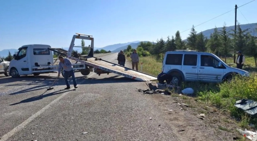 İşçileri taşıyan otomobil, araçla çarpıştı: Yaralılar var