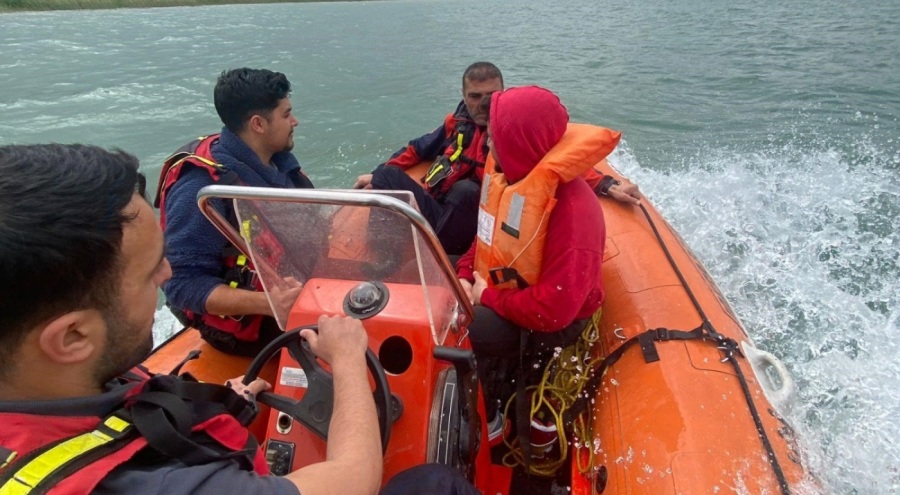 Göle botla açılan ve mahsur kalan 2 kişi kurtarıldı