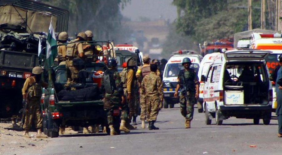 Pakistan'da askeri okul otobüsü vuruldu