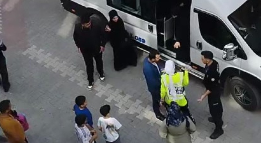 Hatalı şekilde öğrenci indiren servis sürücüsü polisle tartıştı