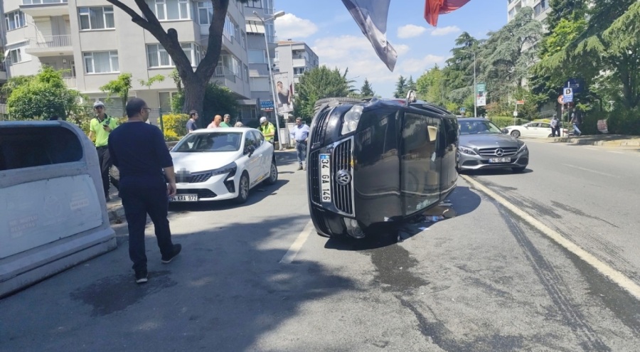 Park halindeki araca çarpan otomobil yan yattı