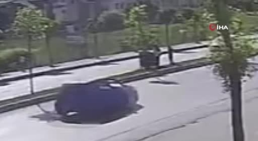Yolun karşısına geçmeye çalışan çocuklara otomobil çarptı