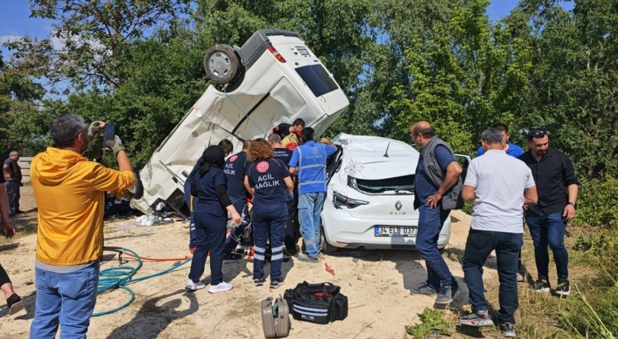 Bursa'da otomobil ve panelvan çarpıştı!