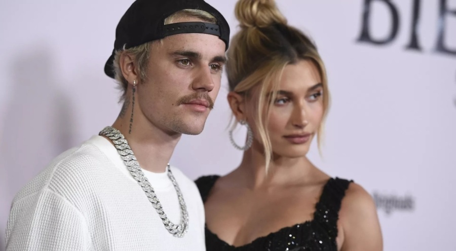 Hailey Bieber'ın çantasından çıkanlar şaşırttı: Aşk büyüsü ile 5 telefon