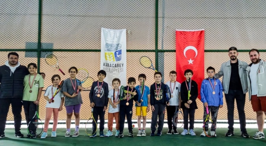 Karacabey Belediyesi Spor Tesisleri'nde minik raketler sahne aldı