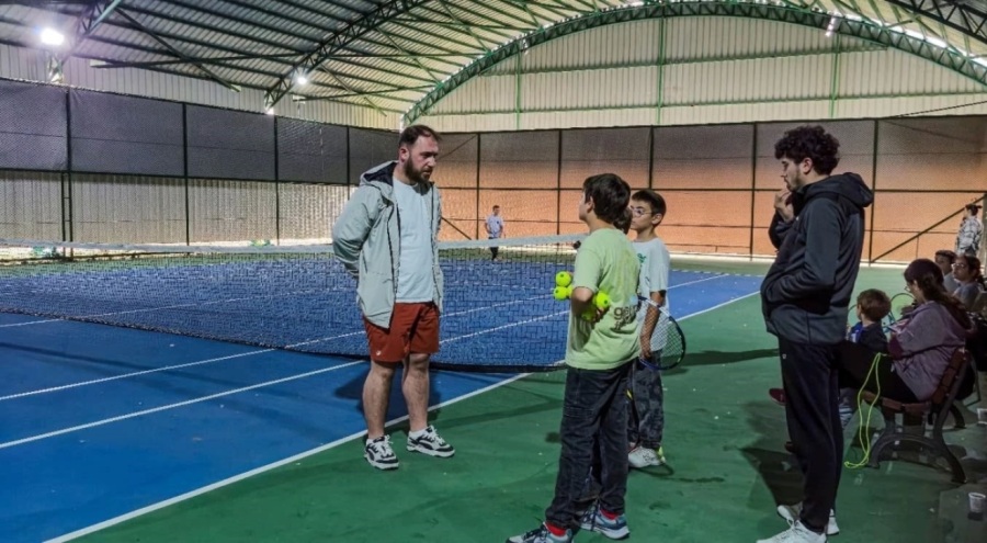 Karacabey Belediyesi Spor Tesisleri'nde minik raketler sahne aldı