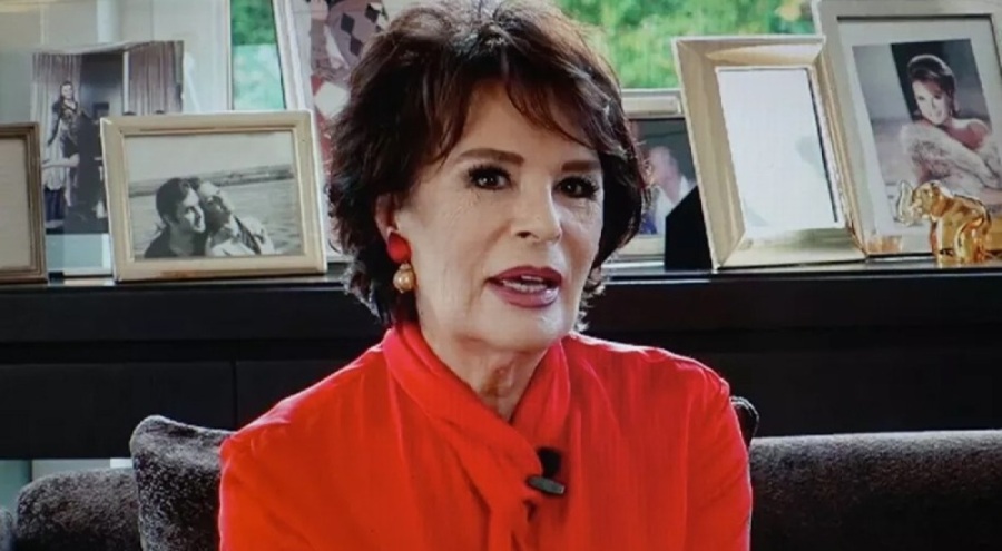 Ünlü sanatçı Hülya Koçyiğit: Ülkenizi ve sahip olduğunuz kültürü sevin