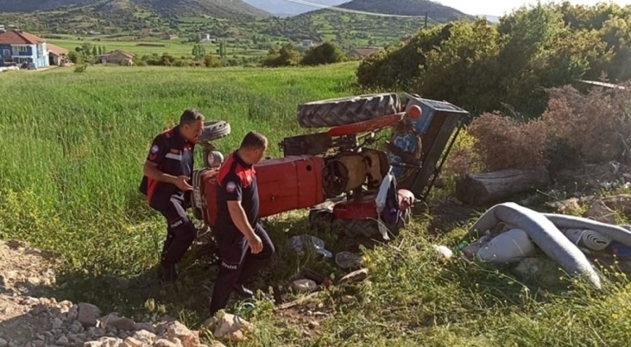 Devrilen traktörün altında kalan çocuk öldü, 4 kişi yaralandı