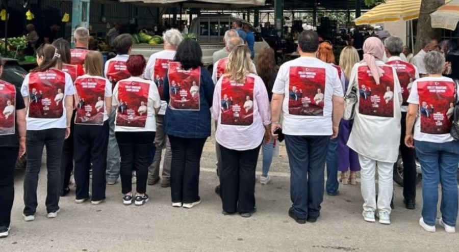 Bursa'da miting afişlerine izin verilmedi! CHP'liler afişleri tişörtlere bastırdı