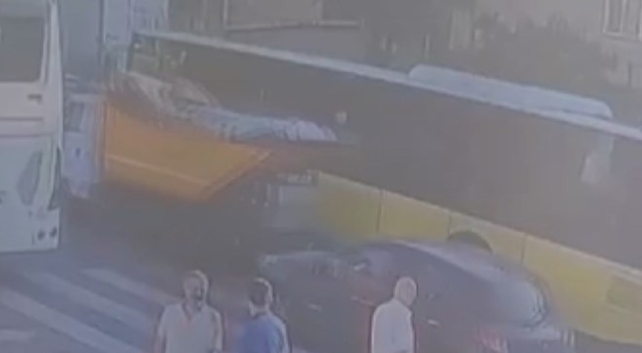 Çöp kamyonu, temizlik görevlisinin üstünden geçti
