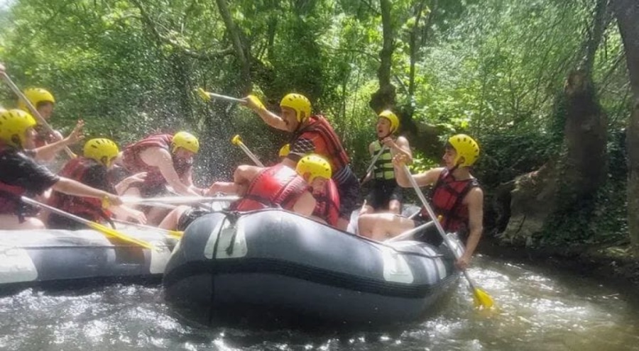 Kestel Belediyesi çalışanları Kocasu Çayı'nda rafting yaptı