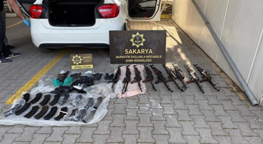 Uyuşturucu takibine alındı aracından 9 kalaşnikof çıktı!
