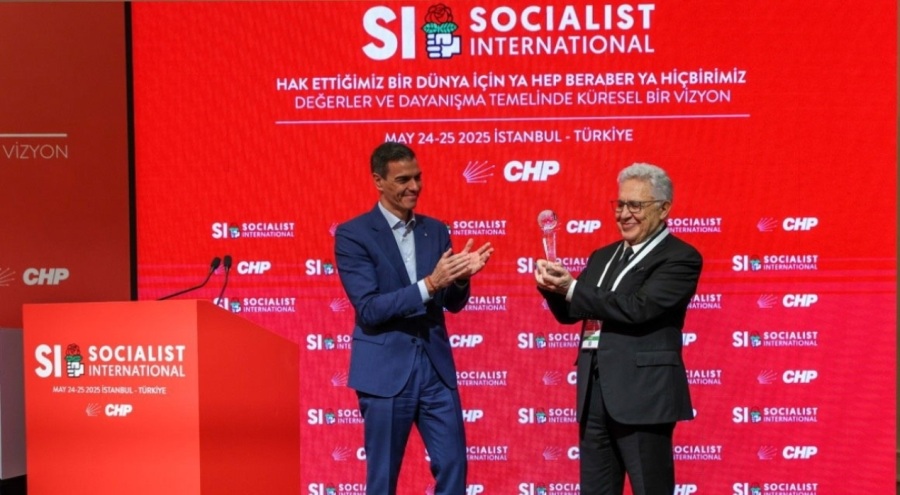 Sosyalist Enternasyonal'de Livaneli'ye ödül!