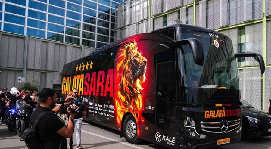 Galatasaray'ın takım otobüsüne taşlı saldırı!