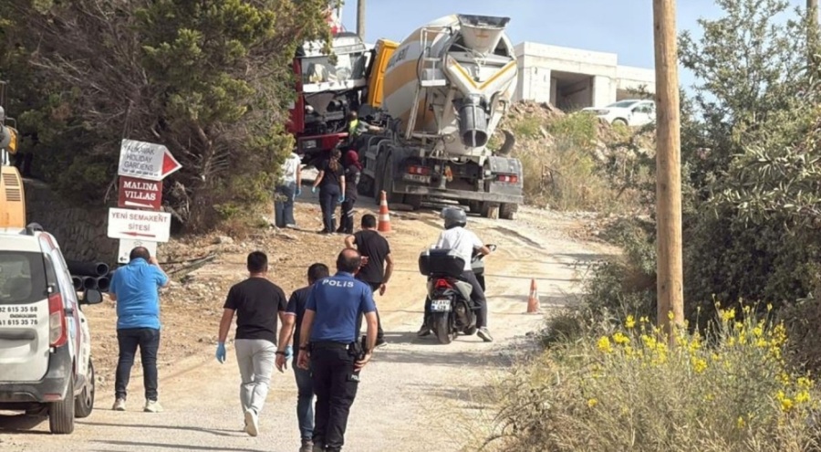 Beton mikseri ile kamyonetin arasında kalan sürücü hayatını kaybetti