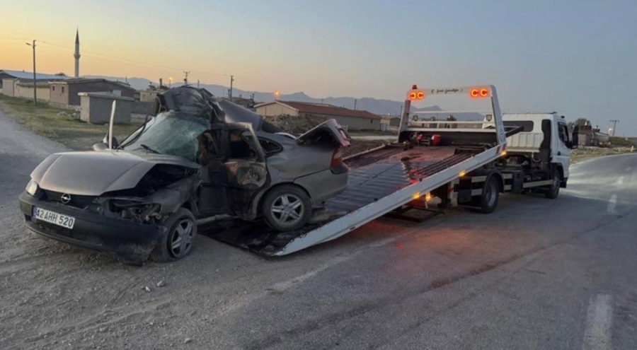 Konya'da direğe çarpan otomobilin sürücüsü hayatını kaybetti