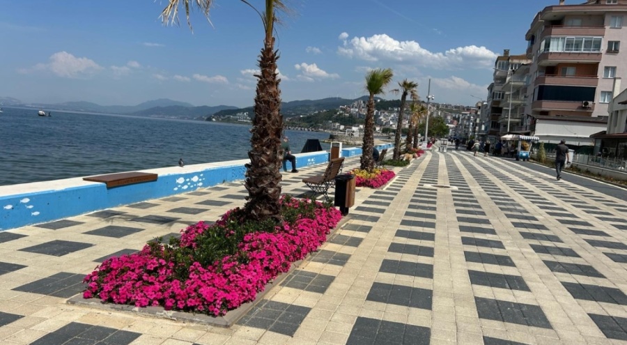 Bursa sokakları çiçek bahçesine dönüşüyor