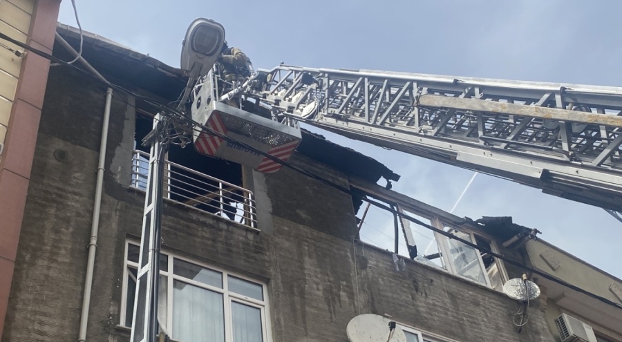 Ataşehir'de bir binanın çatı katı yanarak alevlere teslim oldu