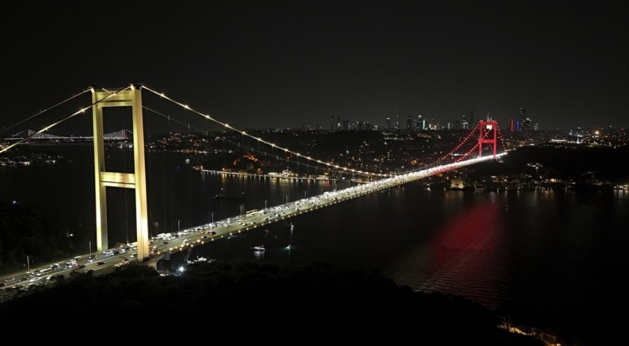 Fatih Sultan Mehmet Köprüsü 'sarı-kırımızı' renklere büründü