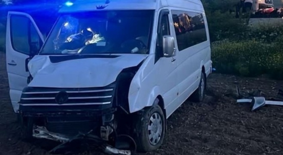 Minibüs araziye devrildi: 6 yaralı