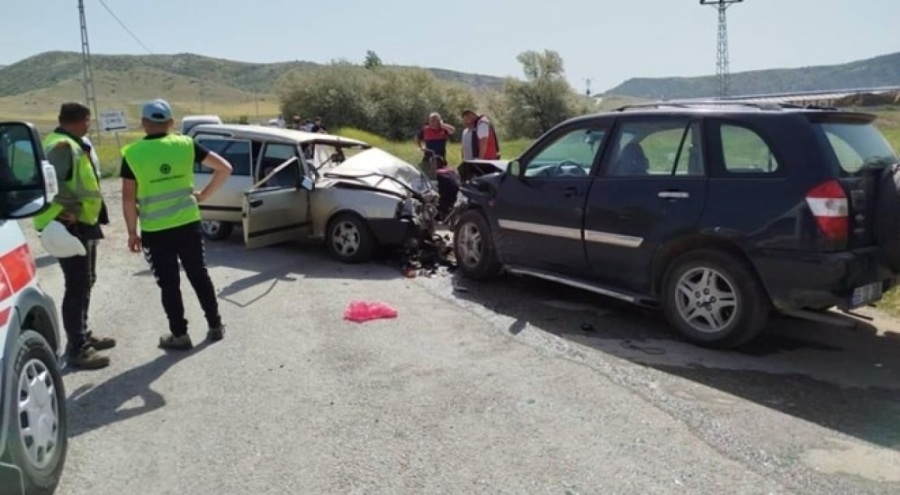 Cip ile otomobil kafa kafaya çarpıştı: 6 yaralı