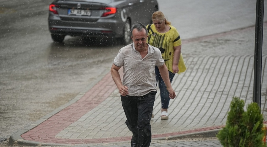 Bursa'da yağmur aniden bastırdı!