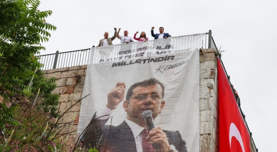 CHP'li vekillerden İmamoğlu'na Bursa'da afişli destek!