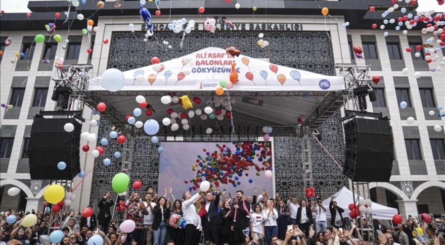 Kanseri yenen Ali Asaf için binlerce balon gökyüzüne bırakıldı!