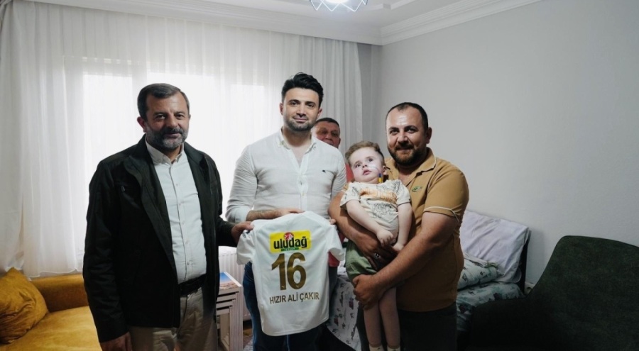 Bursaspor Başkanı Enes Çelik'ten minik taraftara anlamlı ziyaret