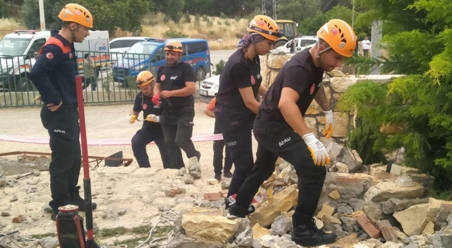 Düğünde dekoratif kemerin devrilmesi sonucu doktor hayatını kaybetti, eşi ağır yaralı
