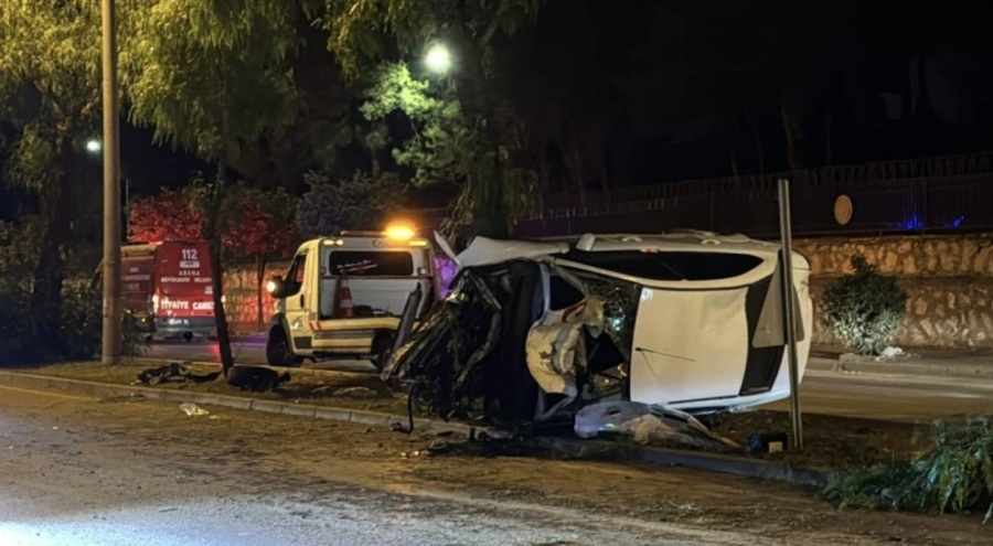 Otomobil ağaçlara girdi, 5 yaralı
