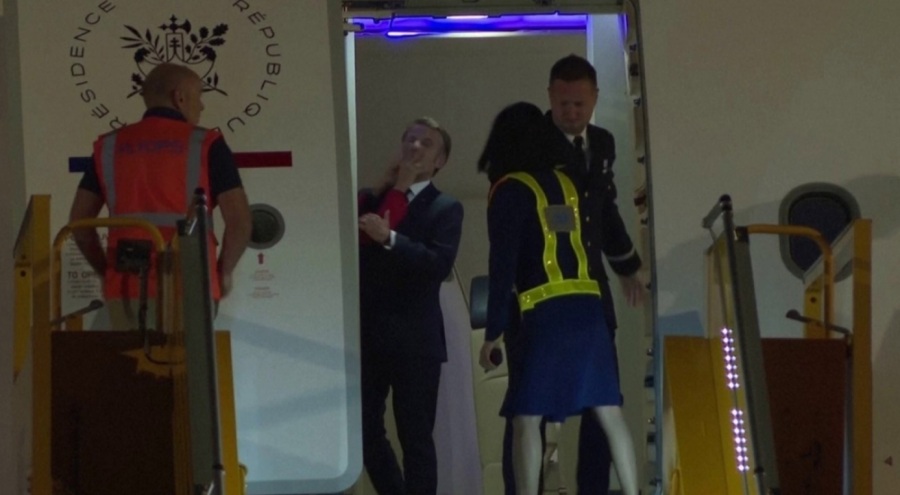 Fransa Cumhurbaşkanı Macron'a atılan tokat gündem oldu!