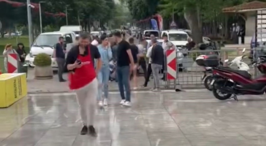 Bursa'da fırtınada savrulan reklam panosu bir kişiyi yaraladı