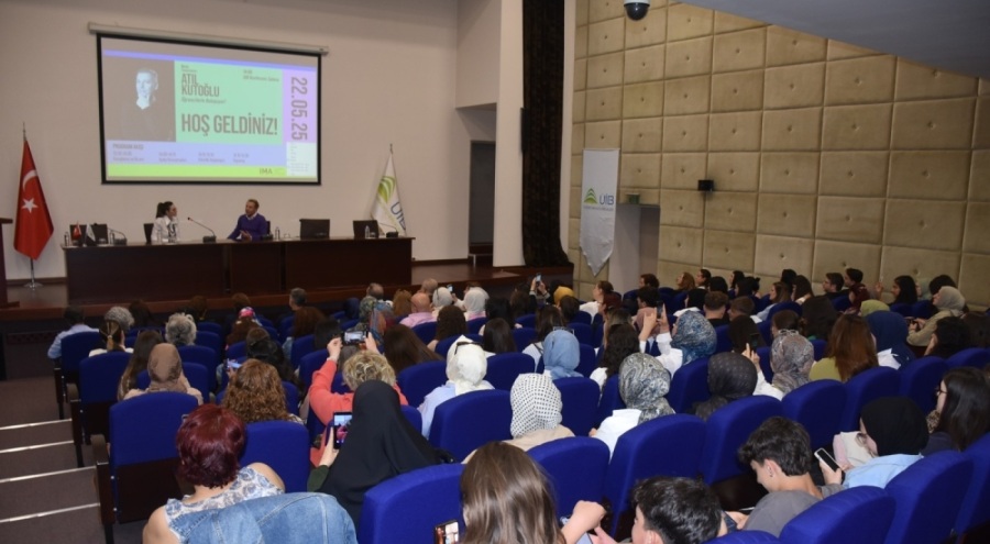 Bursa'da geleceğin tasarımcıları Atıl Kutoğlu ile buluştu