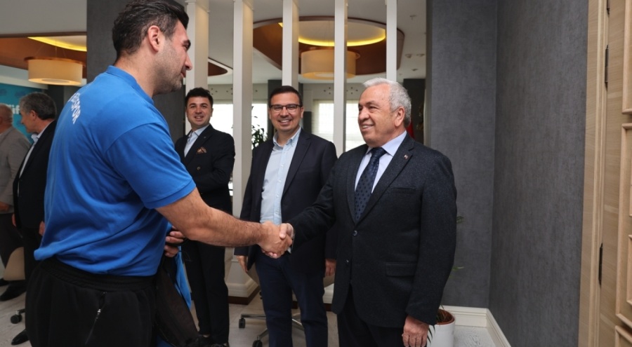 Nilüfer Belediyespor Erkek Hentbol Takımı başarılarını Şadi Başkan'la paylaştı