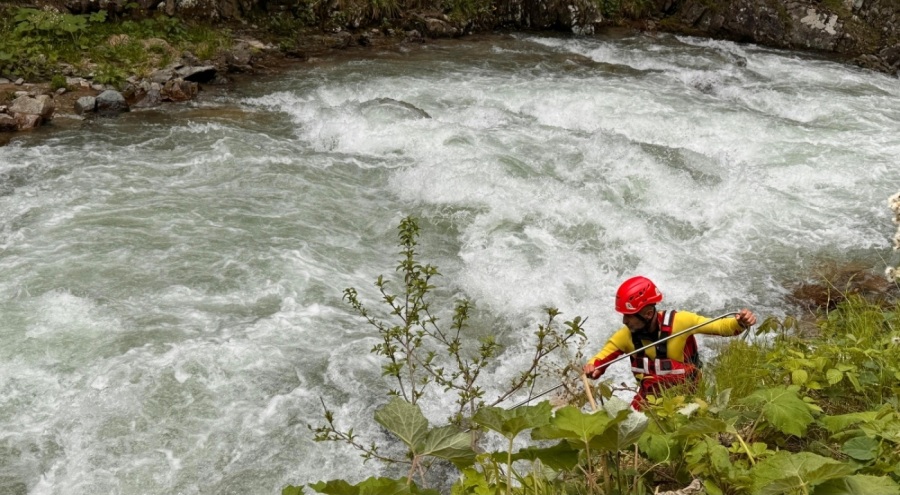 Su içmek isterken dereye düşen çocuk için arama çalışması başlatıldı