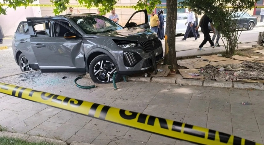 Otomobil hastane önünde bekleyen kalabalığa daldı! 1 ölü, 1 yaralı