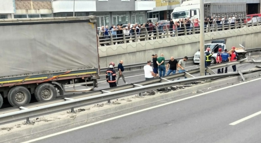 D-650'de tır ve kamyonet çarpıştı