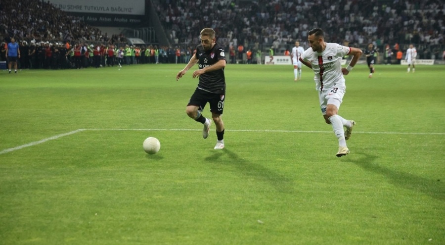 Hakeme yabancı madde isabet etti, Elazığspor - Vanspor FK maçı tatil edildi