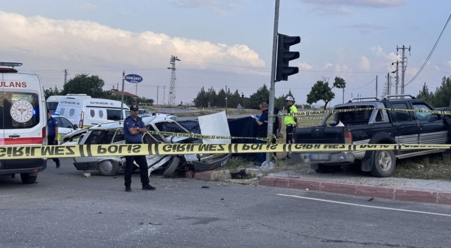 Kamyonetle çarpışan otomobildeki karı koca hayatını kaybetti