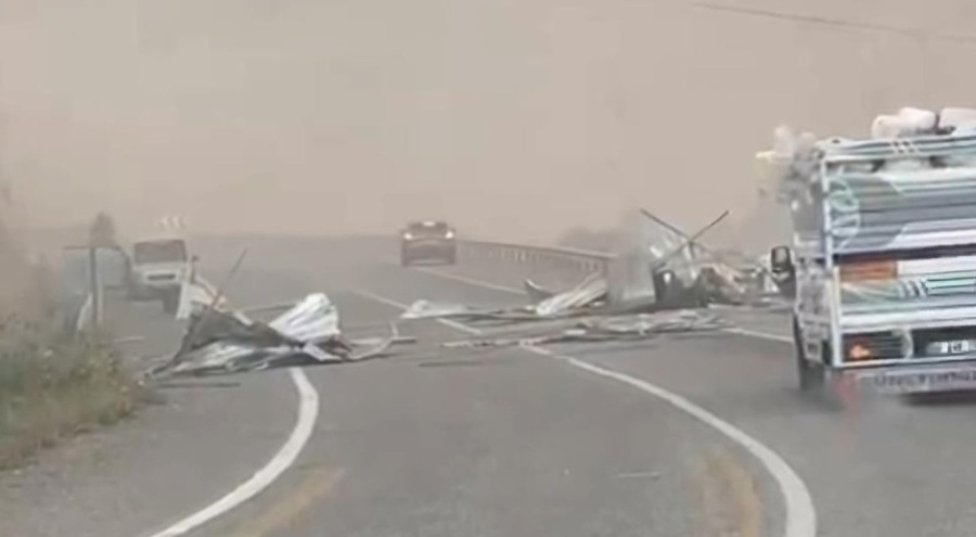 Yola uçan çatı, trafiği durdurdu